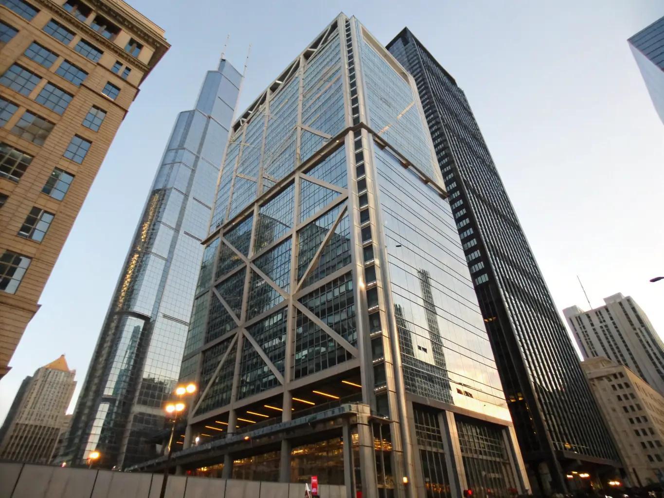 Imagen de un espacio comercial moderno y bien diseñado, representando el servicio de proyectos comerciales de Batipro.es.